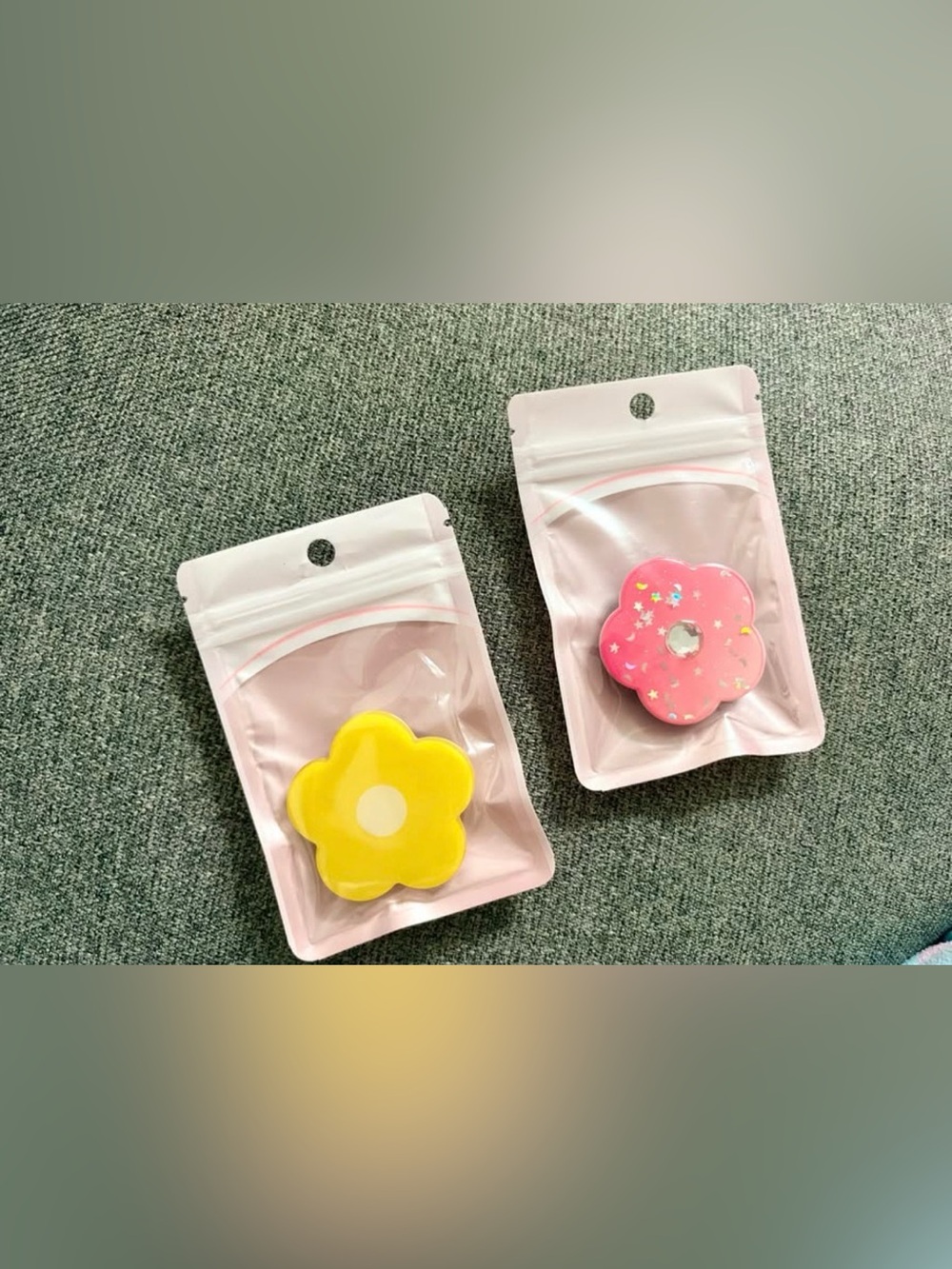 NWOT Flower Phone Grips